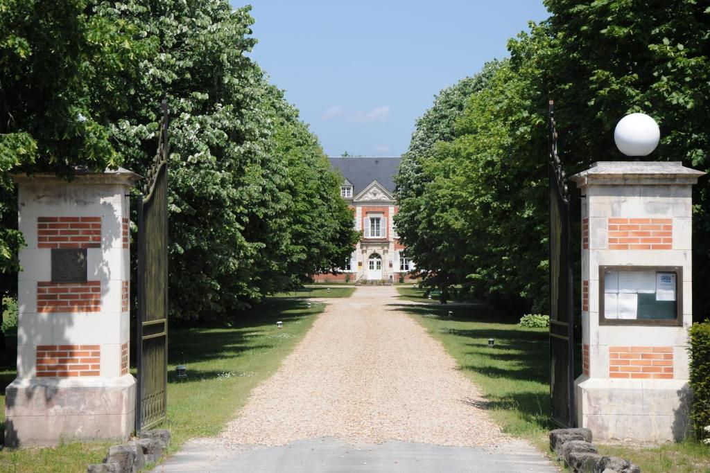Logis Domaine De Valaudran Hotel Salbris Exterior foto
