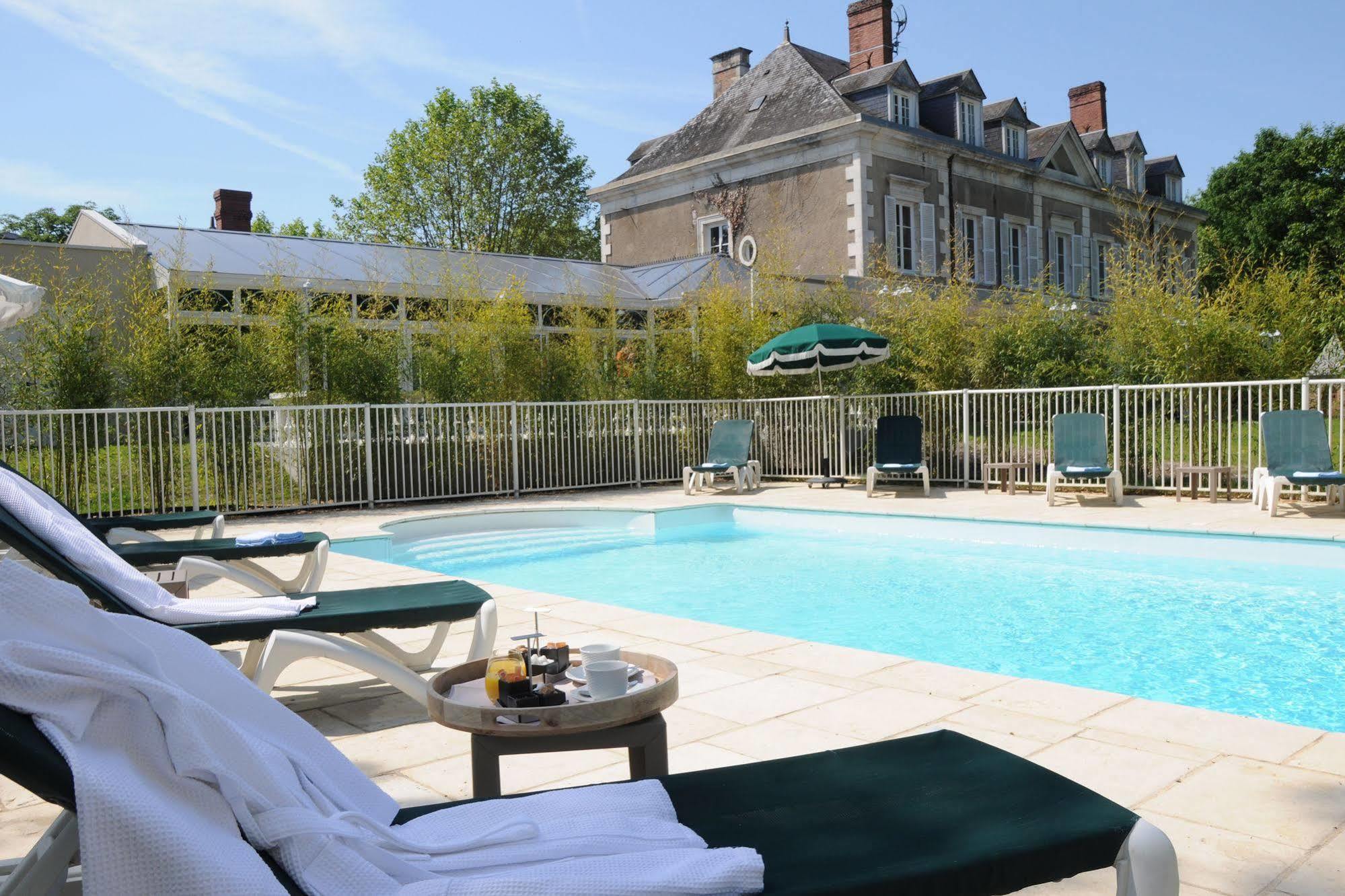 Logis Domaine De Valaudran Hotel Salbris Exterior foto