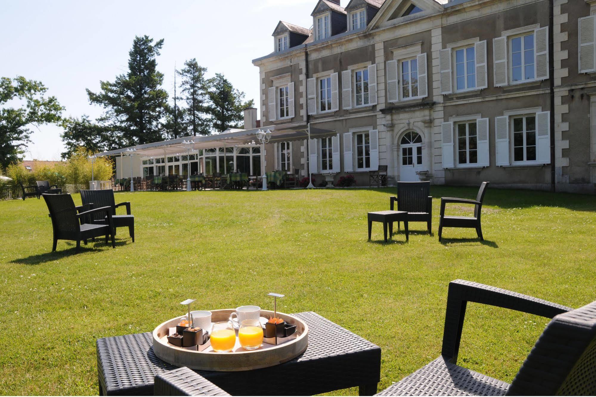 Logis Domaine De Valaudran Hotel Salbris Exterior foto